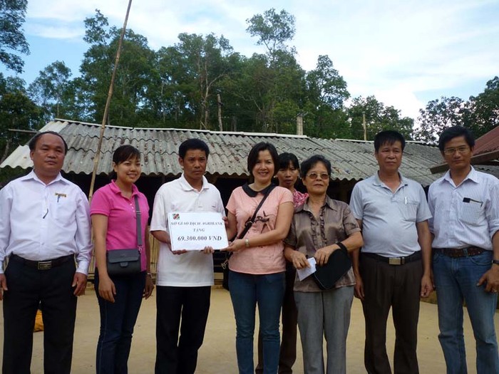 Bà Hương, Phó Giám đốc Sở Giao dịch Ngân hàng Nông nghiệp và Phát triển nông thôn, chi nhánh số 2 Láng Hạ đã trao tặng số tiền 69.300.000 đồng để xây dựng 2 phòng học cho khối mầm non tại điểm trường chính Xéo Dì Hồ